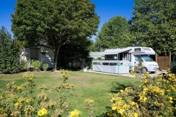 Stellplatz - Castel Suite + Kühlschrank + Premium Ausrüstung: Stellplatz Luxe 180M² Mit Privaten Sanitären - - Castel Camping Les Bois du Bardelet