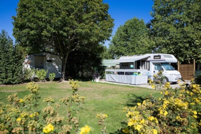 Castel Premium Suite + fridge + premium equipment : XL pitch 180 m² with private bathroom -
