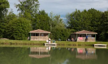 Mietunterkunft - Chalet Paradis Pêche  35 M² (2 Schlafzimmer) - Castel Camping Les Bois du Bardelet