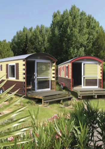 Mietunterkunft - Planwagen Arizona 17M² / 1 Zimmer - Halbüberdachte Terrasse - Camping Onlycamp L'Etang des Forges