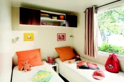 Location - Mobil Home Confort 31M² (3 Chambres) +  Terrasse Couverte + Tv - image n°5 - Flower Camping La Chataigneraie