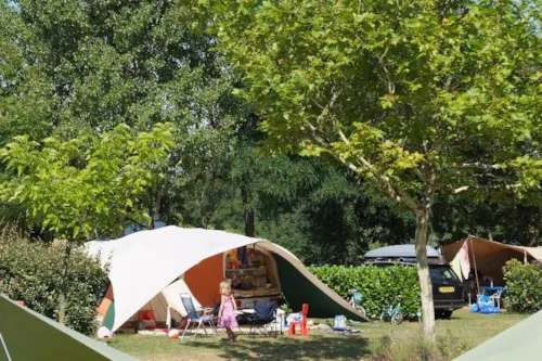 Emplacement - Forfait Confort (1 Tente, Caravane Ou Camping-Car / 1 Voiture / Électricité 10A) - image n°5 - Flower Camping La Chataigneraie