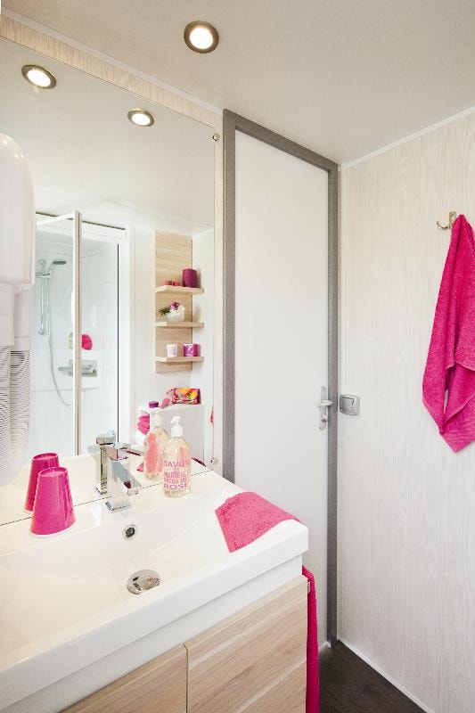 Hytte i Anneyron – Mobil home Premium 29m² (2 chambres) + terrasse couverte + Lave vaisselle + TV 4/6 Pers. – photo 7