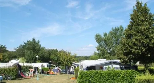 Emplacement - Forfait Confort (1 Tente, Caravane Ou Camping-Car / 1 Voiture / Électricité 10A) - image n°4 - Flower Camping La Chataigneraie