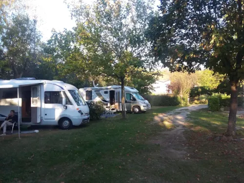 Emplacement - Forfait Confort (1 Tente, Caravane Ou Camping-Car / 1 Voiture / Électricité 10A) - image n°3 - Flower Camping La Chataigneraie