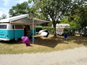 Emplacement - Forfait Confort (1 tente, caravane ou camping-car / 1 voiture / électricité 10A) - Flower Camping La Chataigneraie