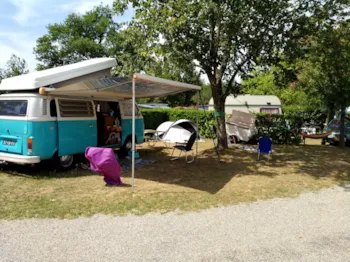 Stellplatz - Stellplatz Confort (Zelt, Wohnwagen, Wohnmobil / 1 Auto / Strom 10A) - Flower Camping La Chataigneraie