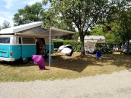 Kampeerplaats(en) - Standplaats Comfort - 100M² - Tent, Caravan Of Camper - Elektriciteit 10A - Auto Op Standplaats - Flower Camping La Chataigneraie