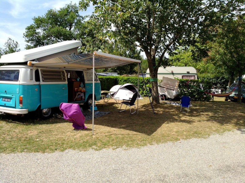 Standplaats Comfort - 100m² - tent, caravan of camper - elektriciteit 10A - auto op standplaats