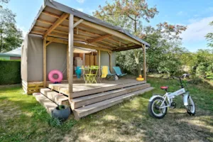 Locatif - Lodge Maori Confort 17m² (2 chambres) - sans sanitaires + terrasse couverte - Flower Camping La Chataigneraie