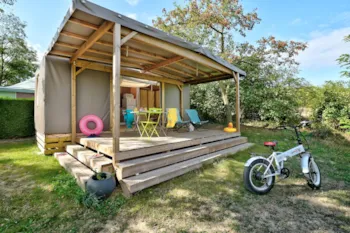 Mietunterkunft - Lodge Maori Confort 17M² (2 Schlafzimmer) - Ohne Sanitäranlagen + Überdachte Terrasse - Flower Camping La Chataigneraie