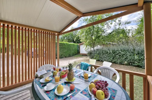 Location - Chalet Confort 25M² (2 Chambres) + Terrasse Couverte - image n°2 - Flower Camping La Chataigneraie