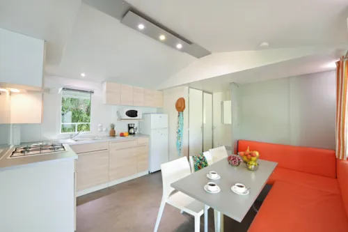 Location - Mobil Home Confort 31M² (3 Chambres) +  Terrasse Couverte + Tv - image n°4 - Flower Camping La Chataigneraie