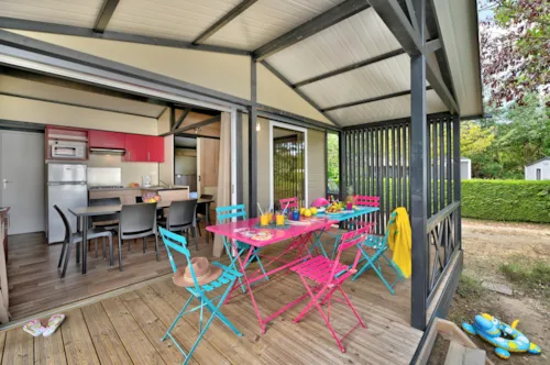 Location - Chalet Confort 35M² (3 Chambres) + Terrasse Couverte + Tv - image n°3 - Flower Camping La Chataigneraie