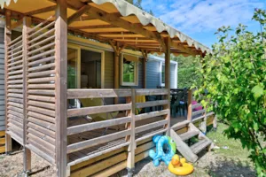 Locatif - Mobil home Confort 31m² (3 chambres) +  terrasse couverte + TV - Flower Camping La Chataigneraie