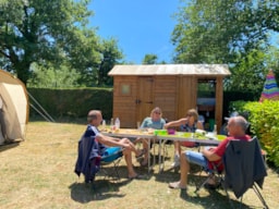 Kampeerplaats(en) - Premium Pakket Freecamp - Flower Camping La Chataigneraie