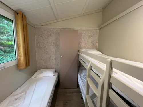 Location - Chalet Confort 25M² (2 Chambres) + Terrasse Couverte - image n°4 - Flower Camping La Chataigneraie