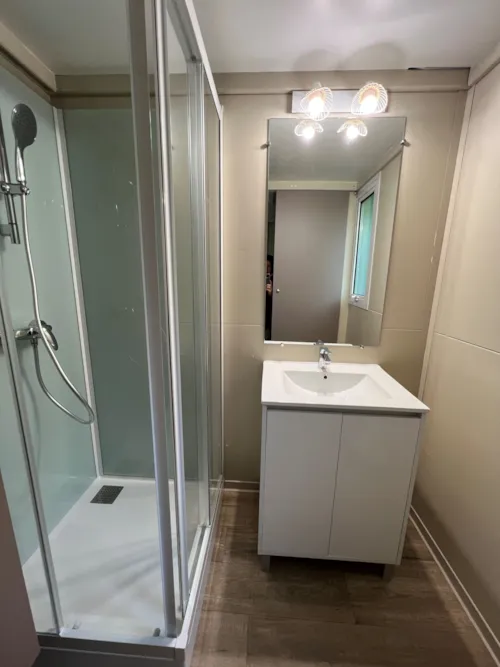 Location - Chalet Confort 25M² (2 Chambres) + Terrasse Couverte - image n°8 - Flower Camping La Chataigneraie