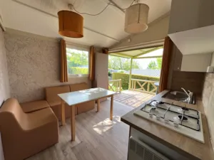 Locatif - Chalet Confort 25m² (2 chambres) + terrasse couverte - Flower Camping La Chataigneraie