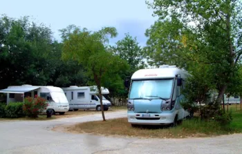 Stellplatz - Zeltplatz Camper/Bus/Auto + Wohnwagen > 7.50 Mt - Torre Pendente Camping Village