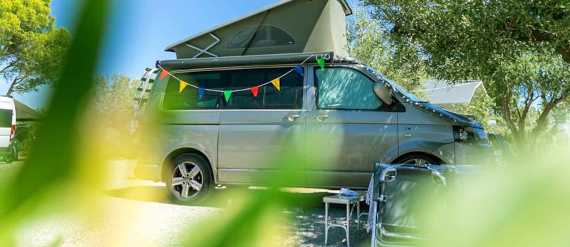 Emplacement Premium 16A 90 - 100m² + eau et évacuation des eaux usées