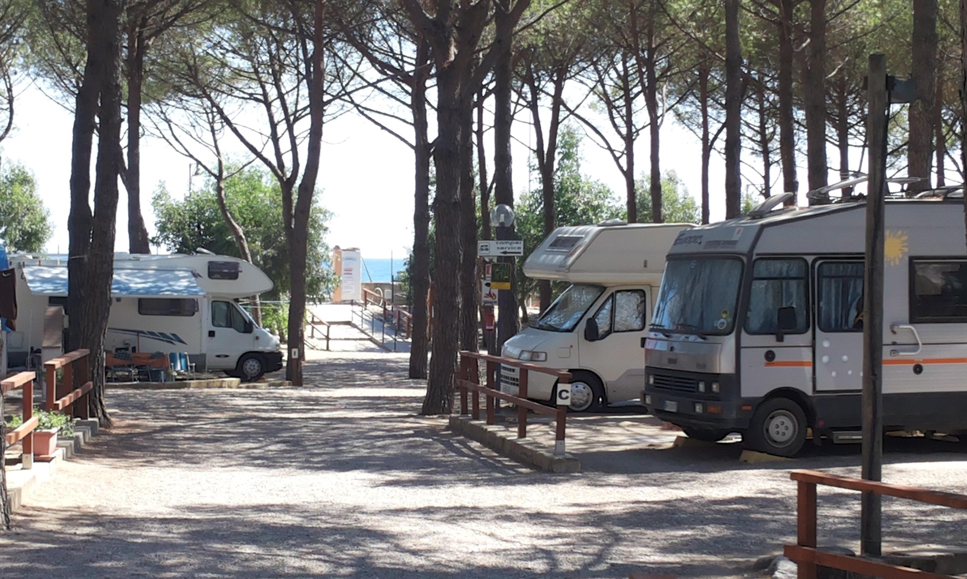 Emplacement Pour Caravane Et Camping Car