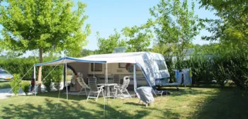 Stellplatz - Stellplatz Groß 100M² Fahrzeug - Zelt Oder Wohnwagen - Wohnmobil - Strom Extra - Camping Le Soleil Fruité