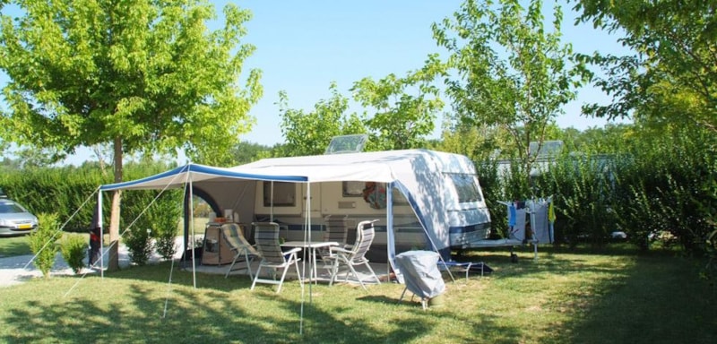 Kampeerplaats groot 100m² - voertuig - tent of caravan - kampeerauto - ELEKTRICITEITSTOESLAG