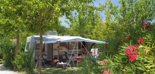 Stellplatz - Stellplatz Groß 100M² Fahrzeug - Zelt Oder Wohnwagen - Wohnmobil - image n°2 - Camping Le Soleil Fruité