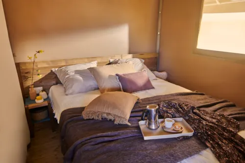 Accommodation - Lodge  Tent / 3 Bedrooms / Covered Terrace - image n°6 - Camping Le Soleil Fruité