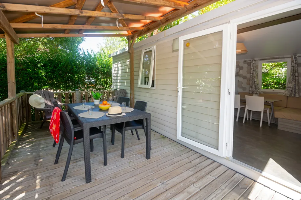 Location - Mobil Home Fruité 2 Chambres / Terrasse Bois Couverte / Tv / Lv / Clim Réversible / Nespresso - image n°2 - Camping Le Soleil Fruité