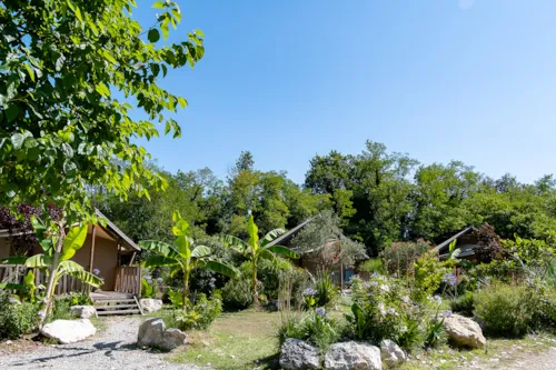 Accommodation - Lodge  Tent / 3 Bedrooms / Covered Terrace - image n°2 - Camping Le Soleil Fruité