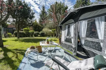 Stellplatz - Stellplatz Seeufer Premium - Camping Sandaya La Ribeyre