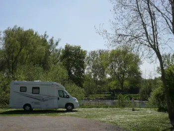 Stellplatz - Pauschale Strom 10A : 1 Stellplatz + Auto - CAMPING DES CYGNES