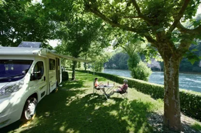 Emplacement Nu Bord De Dordogne (Be1)