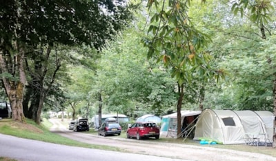 Pitch Lot Riverside : car + tent/caravan or camping-car + electricity 10A included