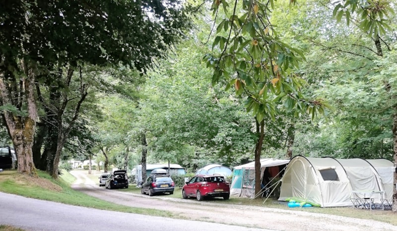 Piazzola PREMIUM in riva al fiume Lot : auto + tenda/roulotte o camper + elettricità 10A