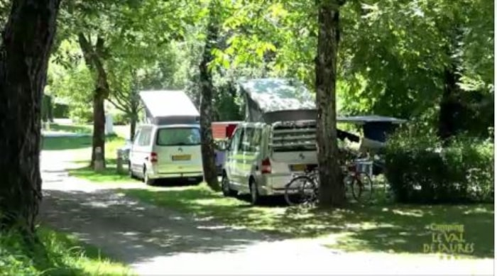 Emplacement Premium Surplombant Le Lot : Voiture + Tente/Caravane Ou Camping-Car + Électricité 10A