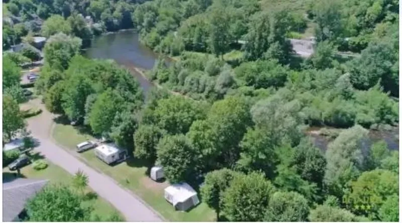 Emplacement Surplombant Le Lot : Voiture + Tente/Caravane Ou Camping-Car + Électricité 10A Incluse.