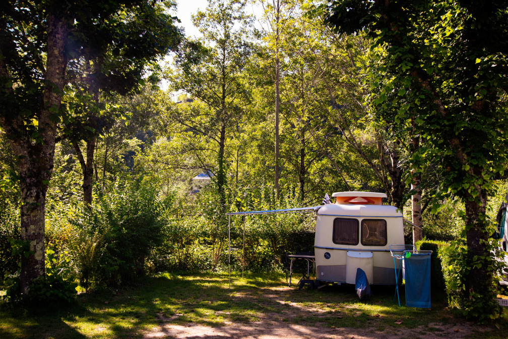 PREMIUM Pitch Lot Riverside : car + tent/caravan or camping-car + electricity 10A