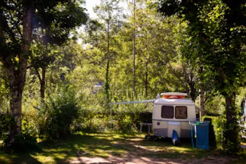 Stellplatz - Stellplatz Premium Am Fluss Lot : Auto + Zelt/Wohnwagen Oder Wohnmobil + Strom 10A - Camping Qualité le Val de Saures