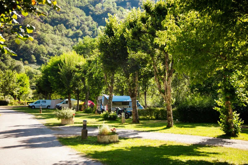 Emplacement Surplombant Le Lot : Voiture + Tente/Caravane Ou Camping-Car + Électricité 10A Incluse.