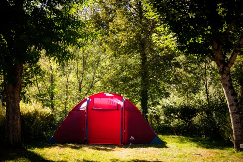 Emplacement Surplombant Le Lot : Voiture + Tente/Caravane Ou Camping-Car + Électricité 10A Incluse.