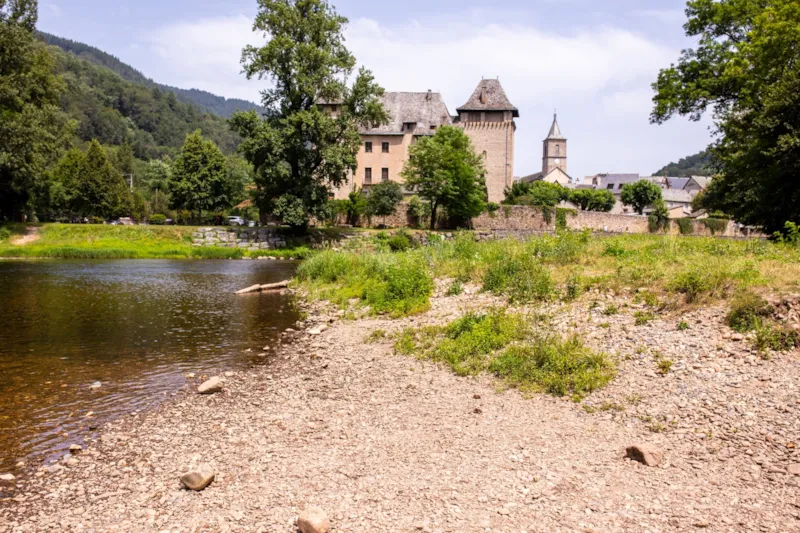 Emplacement Surplombant Le Lot : Voiture + Tente/Caravane Ou Camping-Car + Électricité 10A Incluse.