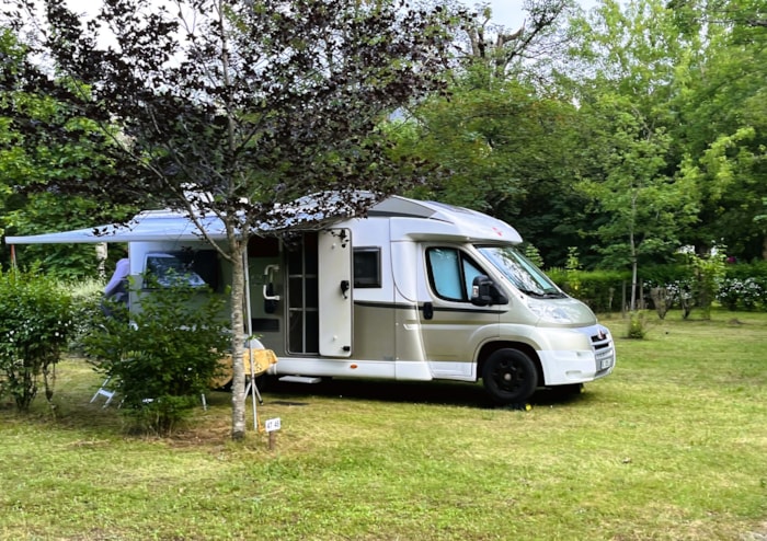 Emplacement Confort Le Val De Saures : 1 Voiture + Tente, Caravane Ou Camping-Car