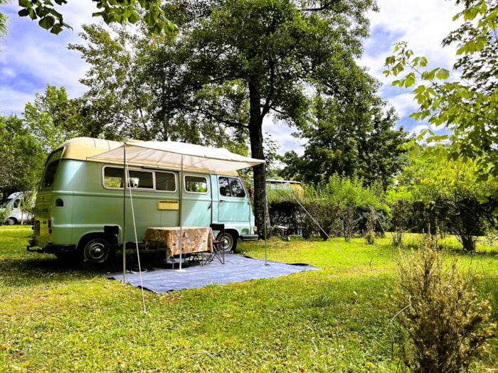 Emplacement Confort Le Val De Saures : 1 Voiture + Tente, Caravane Ou Camping-Car