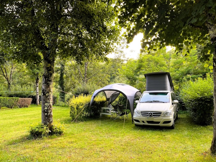 Emplacement Premium Surplombant Le Lot : Voiture + Tente/Caravane Ou Camping-Car + Électricité 10A