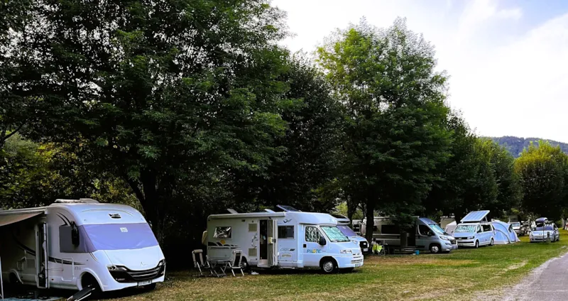 Emplacement Surplombant Le Lot : Voiture + Tente/Caravane Ou Camping-Car + Électricité 10A Incluse.