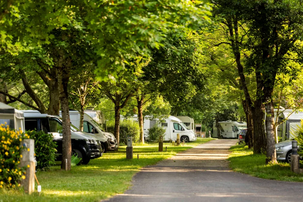 Emplacement - Emplacement Confort Le Val De Saures : 1 Voiture + Tente, Caravane Ou Camping-Car - Camping Qualité le Val de Saures