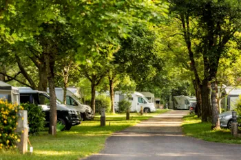 Stellplatz - Stellplatz Komfort + 1 Auto + Zelt , Wohnwagen Oder Wohnmobil - Camping Qualité le Val de Saures